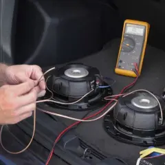 Jak podłączyć subwoofer w samochodzie? Czysty bas krok po kroku
