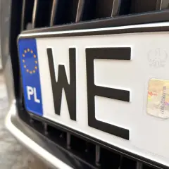 Nowe tablice rejestracyjne. Zastanawiasz się, ile kosztuje przerejestrowanie auta? Sprawdź!