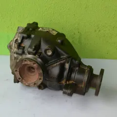 Dyferencjał BMW E46, część samochodowa, na tle zielonej ściany.