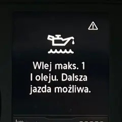 Na desce rozdzielczej świeci się kontrolka ciśnienia oleju z komunikatem "Wlej maks. 1 l oleju. Dalsza jazda możliwa.
