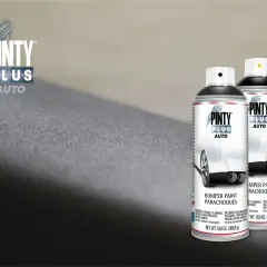 Dwa puszki czernidła do zderzaków Pinty Plus Auto, odnawiające wygląd samochodu.