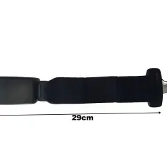 Czarny przedłużacz pasa bezpieczeństwa o długości 29cm, z metalową klamrą i zaczepem.