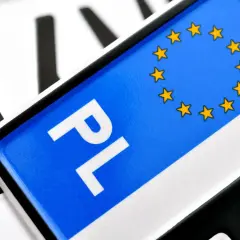 Tablice rejestracyjne PL. Zastanawiasz się, ile kosztuje przerejestrowanie samochodu? Sprawdź aktualne stawki.