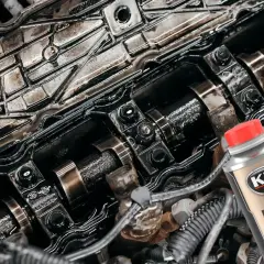 Zabrudzony silnik diesla i butelka płukanki silnika K2 Motor Flush. Czas na gruntowne czyszczenie!