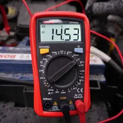 Multimetr pokazuje 14.53V, co jest dobrym wynikiem. Tak sprawdzisz, czy alternator ładuje.