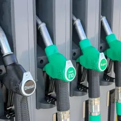Pistolety na stacji paliw: Diesel, Super E10, Super, Super Plus. Zastanawiasz się, jak spuścić paliwo z baku? Wybierz odpowiedni pistolet.