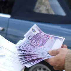 Transakcja kupna-sprzedaży auta z zagranicy: pieniądze, kluczyki i umowa. Czy handlarz musi zarejestrować samochód sprowadzony z zagranicy?