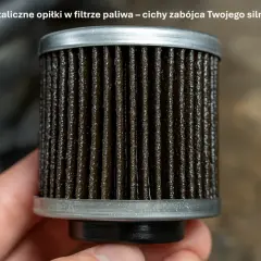 Metaliczne opiłki w filtrze paliwa – cichy zabójca Twojego silnika. Widoczny brudny filtr z metalowymi zanieczyszczeniami.