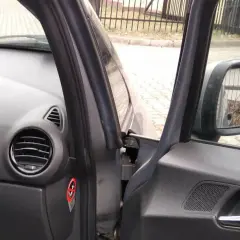 Wymiana uszczelki w drzwiach auta: koszty, DIY i jak dbać?