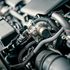 Zawiłe przewody i elementy silnika diesla, sugerujące nierówną pracę silnika diesel.