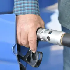 Dłoń trzymająca pistolet do tankowania LPG. Wymiana filtra gazu to ważny element dbania o samochód.