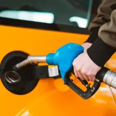 Tankowanie samochodu z nadzieją, że to nie przez słabe paliwo zapali się check engine.