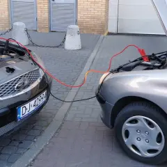 Słaba masa w samochodzie objawy: rozładowany akumulator, auto nie odpala. Podłączanie kabli rozruchowych między dwoma autami.