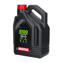 Czarna bańka z czerwonym korkiem, zawierająca 4 litry oleju Motul 5100 10W-40 do motocykli.
