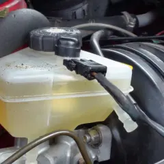 Zbiorniczek płynu hamulcowego prawie pusty, grozi to brakiem płynu hamulcowego i awarią hamulców.