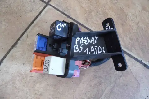 Schemat bezpieczników Passat B5 1.9 TDI z przekaźnikami i bezpiecznikami.