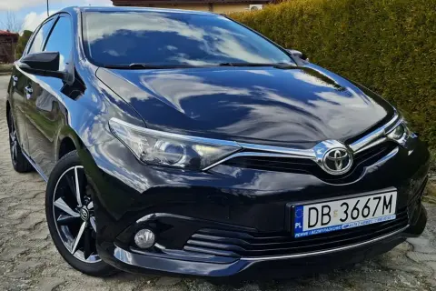 Lśniący czarny Toyota Auris z tablicą DB 3667M. Silnik pracuje cicho dzięki najlepszemu olejowi 5w30.