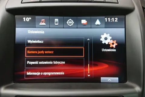Menu ustawień radia w Oplu Insignia. Wybierz "Przywróć ustawienia fabryczne", aby zresetować radio w Insigni.