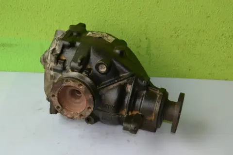 Dyferencjał BMW E46, część samochodowa, na tle zielonej ściany.