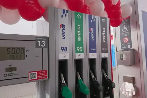 Stacja paliw z dystrybutorami Verva i Efecta. Na ekranie widnieje kwota 50 zł za 10,31 litra paliwa.