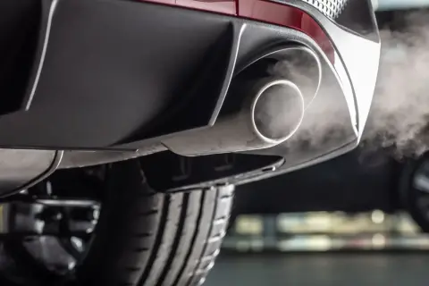 Dym z rury wydechowej samochodu diesel, charakterystyczny zapach spalin.