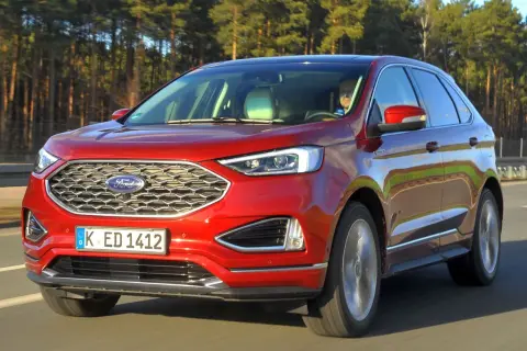 Czerwony Ford Edge na drodze, z widocznym grillem i tablicą rejestracyjną K ED 1412.