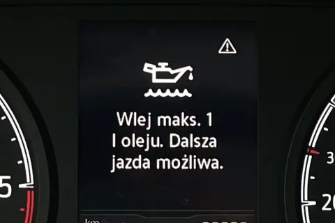 Na desce rozdzielczej świeci się kontrolka ciśnienia oleju z komunikatem "Wlej maks. 1 l oleju. Dalsza jazda możliwa.