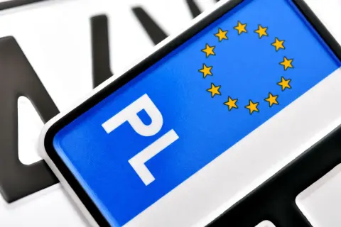 Tablice rejestracyjne PL. Zastanawiasz się, ile kosztuje przerejestrowanie samochodu? Sprawdź aktualne stawki.