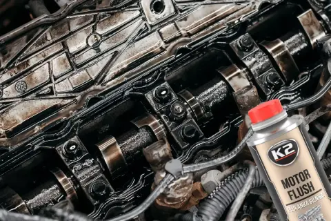 Zabrudzony silnik diesla i butelka płukanki silnika K2 Motor Flush. Czas na gruntowne czyszczenie!