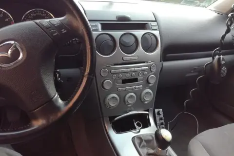 Wnętrze samochodu z widocznym radiem i kierownicą. Jeśli masz problem, jak zresetować bluetooth w samochodzie, sprawdź instrukcję obsługi lub poszukaj opcji w menu systemu multimedialnego.