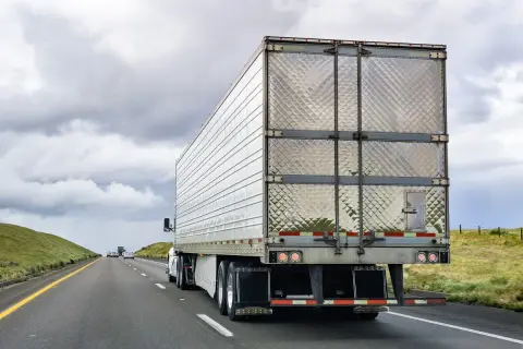 Tir z naczepą jedzie autostradą. Zastanawiasz się, ile waży tir? Taki kolos może przewieźć nawet 40 ton ładunku.