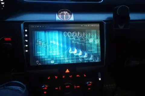 Ekran radia Android w samochodzie, wyświetla menu z opcjami "Wideo", "Daily Tunes" i "Ustawienia". Może to być pomocne, gdy zastanawiasz się, jak zresetować chińskie radio Android.