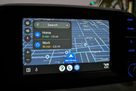 GPS w samochodzie: Co pokazuje poza nawigacją? Pełne możliwości