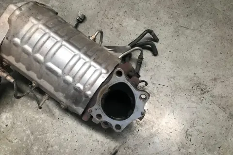 Filtr DPF Ford Focus MK2 z widocznymi przewodami. Zastanawiasz się, jak dolać płyn do DPF? Ten element jest kluczowy.