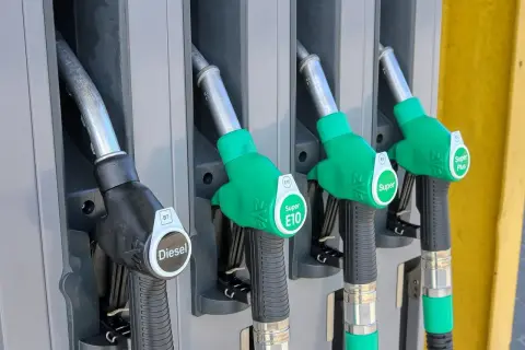Pistolety na stacji paliw: Diesel, Super E10, Super, Super Plus. Zastanawiasz się, jak spuścić paliwo z baku? Wybierz odpowiedni pistolet.