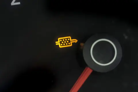 Kontrolka DPF świeci się na desce rozdzielczej Opla Insignii. Czas na regenerację, by dowiedzieć się jak wypalić DPF Opel Insignia.