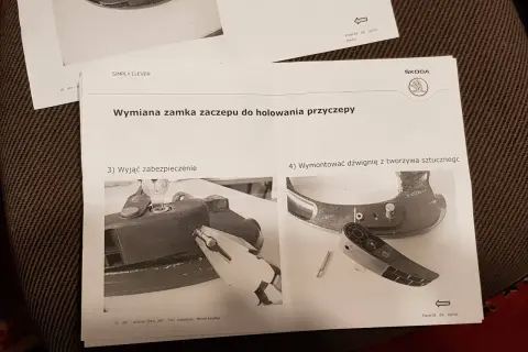 Instrukcja wymiana wkładki w haku holowniczym Westfalia. Pokazuje demontaż zabezpieczenia i dźwigni.