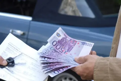 Transakcja kupna-sprzedaży auta z zagranicy: pieniądze, kluczyki i umowa. Czy handlarz musi zarejestrować samochód sprowadzony z zagranicy?