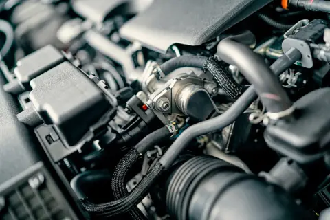 Zawiłe przewody i elementy silnika diesla, sugerujące nierówną pracę silnika diesel.