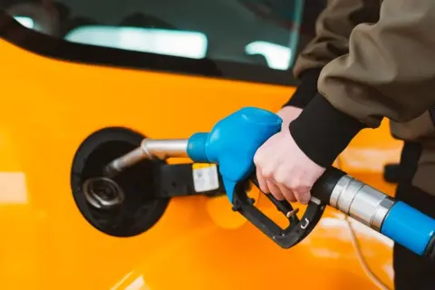Tankowanie samochodu z nadzieją, że to nie przez słabe paliwo zapali się check engine.