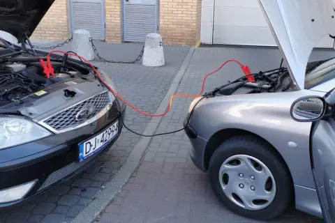 Słaba masa w samochodzie objawy: rozładowany akumulator, auto nie odpala. Podłączanie kabli rozruchowych między dwoma autami.