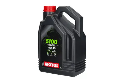 Czarna bańka z czerwonym korkiem, zawierająca 4 litry oleju Motul 5100 10W-40 do motocykli.