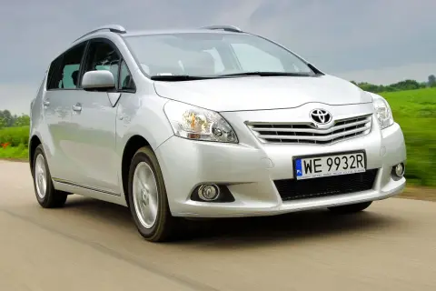 Srebrny Toyota Verso w ruchu. Rozważając toyota verso wady i zalety, warto zwrócić uwagę na jego praktyczność i komfort.