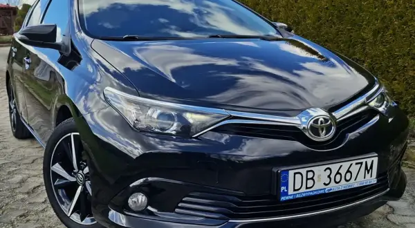 Lśniący czarny Toyota Auris z tablicą DB 3667M. Silnik pracuje cicho dzięki najlepszemu olejowi 5w30.