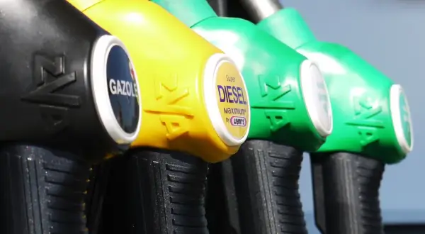 Dysze dystrybutorów paliwa: czarna (benzyna), żółta (Super Diesel) i zielone. Zastanawiasz się, ile waży litr benzyny?