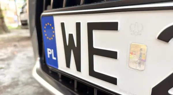 Nowe tablice rejestracyjne. Zastanawiasz się, ile kosztuje przerejestrowanie auta? Sprawdź!
