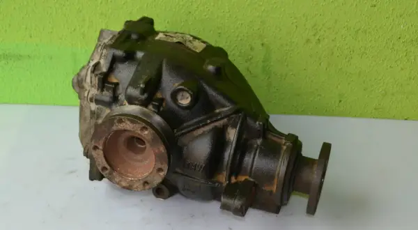 Dyferencjał BMW E46, część samochodowa, na tle zielonej ściany.