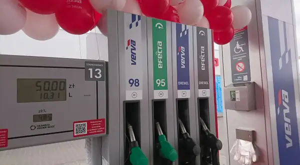 Stacja paliw z dystrybutorami Verva i Efecta. Na ekranie widnieje kwota 50 zł za 10,31 litra paliwa.