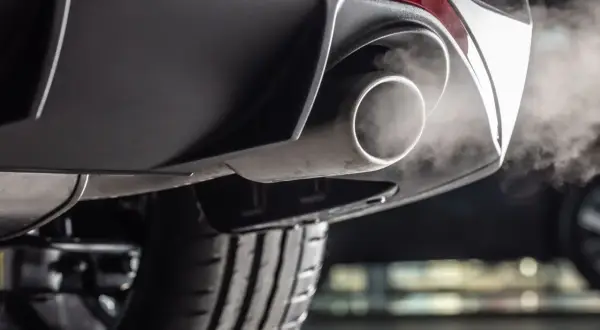 Dym z rury wydechowej samochodu diesel, charakterystyczny zapach spalin.