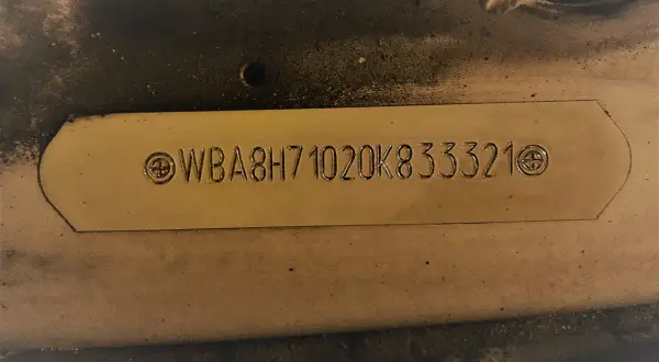 Tabliczka znamionowa z numerem VIN: WBA8H71020K833321. Pozwala to sprawdzić wersja wyposażenia po VIN.